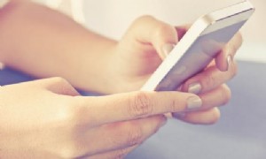 So bringen Sie Ihren Kindern Handy-Etikette bei 