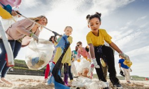 6 Tipps, wie Sie Kinder dazu bringen, sich ehrenamtlich zu engagieren und anderen zu helfen 