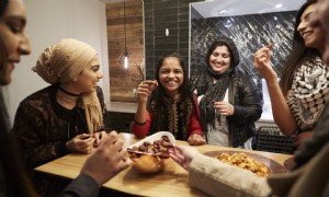 Wie man Kindern durch Feiern den Ramadan beibringt 