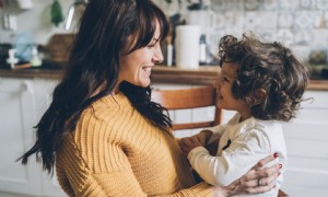 Ist die Methode „Der Kuss der Mutter“ sicher, um einen Gegenstand aus der Nase eines Kindes zu entfernen?