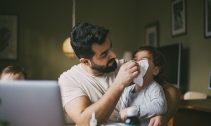 In den Mund des Babys blasen, um eine verstopfte Nase zu reinigen:Ist es sicher? 