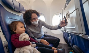 Experten geben Sicherheitstipps für das Fliegen mit Kindern, nachdem Masken optional geworden sind 