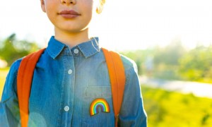 Wie man ein nicht-binäres Kind unterstützt und ihm hilft zu gedeihen 