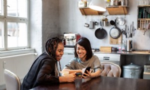 8 Möglichkeiten, die psychische Gesundheit Ihres Kindermädchens zu unterstützen (und ein guter Arbeitgeber zu sein) 