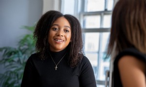 19 Babysitter-Interviewfragen und -antworten, die Ihnen helfen, den Job zu bekommen 