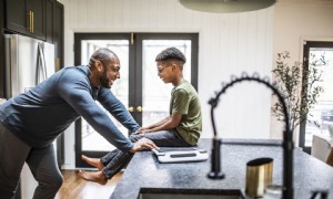 Wie man mit Kindern in jedem Alter über psychische Gesundheit spricht 