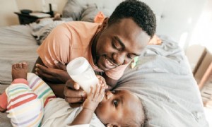 6 Gründe, warum „nur stillen“ keine Lösung für Babys ist, die jetzt Säuglingsnahrung benötigen 