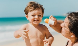 Die besten Kinder-Sonnenschutzmittel für den Sommer 2022:Was Eltern und Betreuer wissen müssen 