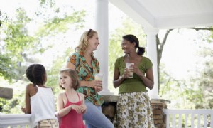 Laut einer neuen Umfrage verlassen sich gestresste Mütter mehr auf Freunde als auf die Familie 