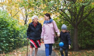 Warum Frauen häufiger als Männer zu Sandwich-Pflegekräften werden und wie sie damit umgehen können 