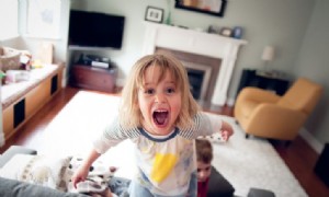 Hier ist, warum Kinder vor anderen Kindern auftreten – und was man dagegen tun kann 