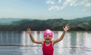Die Farbe des Badeanzugs ist wichtig, wenn es um Kinder und Wassersicherheit geht 