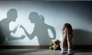 Eltern streiten sich vor Kindern – was passiert mit Ihrem Kind? 
