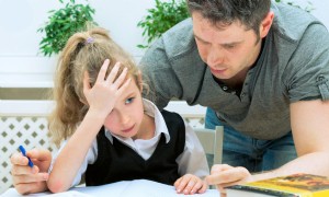 Helikopter-Eltern:Anzeichen und Auswirkungen des Schwebens 