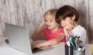 Wie Eltern Schüler beim Fernunterricht motivieren können 